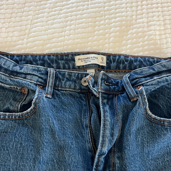 Abercrombie Curve Love High Rise 90s Relaxed Jean with fringe hem - Picture 5 of 6